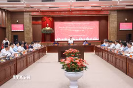 Đoàn khảo sát số 2 của Ban Chỉ đạo xây dựng Đề án “Tăng cường vai trò lãnh đạo của Đảng đối với hoạt động giám sát của Quốc hội, Hội đồng Nhân dân” làm việc với thành phố Hà Nội. (Ảnh: Văn Điệp/TTXVN)