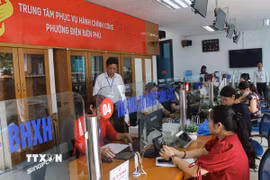 Cán bộ tiếp nhận hồ sơ giải quyết thủ tục cho người dân tại Trung tâm Phục vụ hành chính công phường Điện Biên Phủ (tỉnh Điện Biên) trong ngày đầu vận hành thử nghiệm. (Ảnh: Phan Quân/ TTXVN)