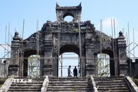 Đại Thành Môn thuộc Di tích Văn Miếu ở phường Kim Long, thành phố Huế, đang được trùng tu, dự kiến hoàn thành năm 2028. (Ảnh: Nguyên Lý/TTXVN)