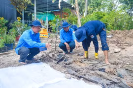 Đội K91 thực hiện nhiệm vụ tìm kiếm hài cốt liệt sỹ trên địa bàn xã Phú Hựu, tỉnh Đồng Tháp. (Ảnh: TTXVN phát)