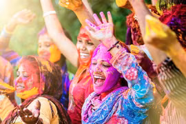 Những người phụ nữ Ấn Độ tung bột màu trong lễ hội Holi.