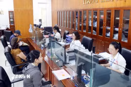 Trung tâm một cửa liên thông của thành phố Đồng Hới (Quảng Bình) giải quyết thủ tục hành chính cho người dân. (Ảnh: Tá Chuyên/TTXVN)