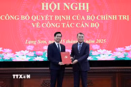 Ủy viên Bộ Chính trị, Bí thư Trung ương Đảng, Trưởng ban Tổ chức Trung ương Lê Minh Hưng trao quyết định cho tân Bí thư Tỉnh ủy Lạng Sơn Hoàng Quốc Khánh. (Ảnh: Văn Đạt/TTXVN)