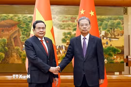 Chủ tịch Quốc hội Trần Thanh Mẫn và Ủy viên trưởng Ủy ban thường vụ Đại hội Đại biểu Nhân dân toàn quốc Trung Quốc Triệu Lạc Tế chụp ảnh chung. (Ảnh: Doãn Tấn/TTXVN)
