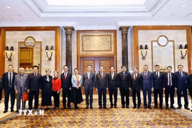 Chủ tịch Quốc hội Trần Thanh Mẫn với các nhân sỹ hữu nghị Trung Quốc. (Ảnh: Doãn Tấn/TTXVN)