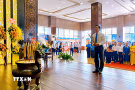 Ông Nguyễn Thọ Truyền, Phó Trưởng ban Tuyên giáo Thành ủy Thành phố Hồ Chí Minh, dâng hương tưởng niệm Chủ tịch Tôn Đức Thắng. (Ảnh: Hồng Giang/TTXVN)