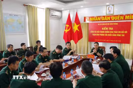 Đoàn công tác tiến hành kiểm tra tại Trạm Biên phòng Cửa khẩu cảng Vũng Tàu. (Ảnh: TTXVN phát)
