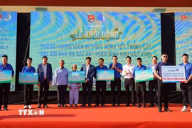 Thành Đoàn Huế phối hợp với các đơn vị hỗ trợ những hộ gia đình khó khăn trên địa bàn thành phố Huế. (Ảnh: Văn Dũng/TTXVN)
