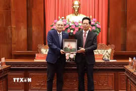 Ông Nguyễn Thành Diệu, Phó Chủ tịch Ủy ban Nhân dân tỉnh Đồng Tháp trao quà lưu niệm cho ông Kanat Tumysh, Đại sứ Cộng hoà Kazakhstan tại Việt Nam. (Ảnh: Hồng Nhung/TTXVN)
