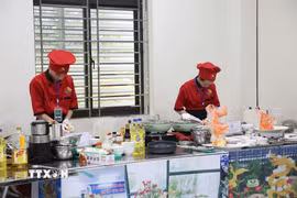 Thí sinh dự thi kỹ năng nghề chế biến món ăn. (Ảnh: Việt Hùng/TTXVN)