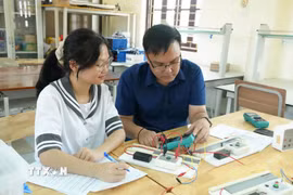 Nguyễn Thị Bích Ngọc luôn chăm chú, say sưa trong mỗi giờ học vật lý để khám phá những kiến thức mới. (Ảnh: Hải Yến/TTXVN)