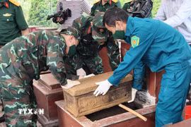 Lực lượng chức năng lấy mẫu, bàn giao mẫu và số hóa thông tin hài cốt liệt sỹ . (Ảnh: Đức Thọ/TTXVN)