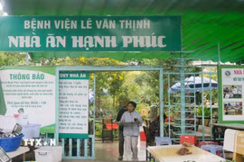 Nhà ăn hạnh phúc trong khuôn viên Bệnh viện Lê Văn Thịnh, Thành phố Hồ Chí Minh. (Ảnh: Đinh Hằng/ TTXVN)
