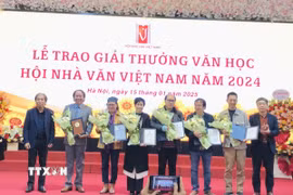 Ban tổ chức trao Giải thưởng Văn học Hội Nhà văn Việt Nam năm 2024 cho các tác giả đạt giải. (Ảnh: Phương Lan/TTXVN)