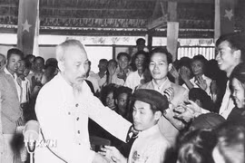Tại Hội nghị Thanh niên xã hội chủ nghĩa khu Việt Bắc, Chủ tịch Hồ Chí Minh thăm hỏi chiến sỹ thi đua Phạm Trung Pồn, tuy bị mù cả hai mắt nhưng có nhiều sáng kiến cải tiến nông cụ (13/3/1960). (Ảnh: Tư liệu/TTXVN phát)