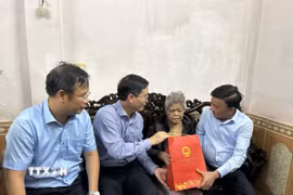 Thường trực Ban Bí thư Trần Cẩm Tú (đầu tiên, phải sang) thăm, tặng quà gia đình chính sách tại thành phố Huế bị ảnh hưởng mưa lũ. (Ảnh: Mai Trang/TTXVN)