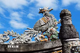 Linh vật chim phượng (phụng) tinh xảo trên di sản Huế, biểu trưng cho sự cao quý và vẻ đẹp. (Ảnh: Nguyên Lý/TTXVN)