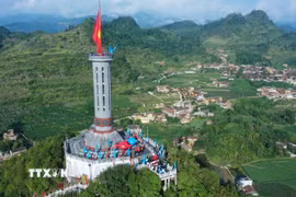 Sáng 13/7/2026, tại Cột cờ Quốc gia Lũng Cú, xã Lũng Cú, tỉnh Tuyên Quang, Hội Liên hiệp thanh niên Việt Nam tổ chức lễ chào cờ Chặng 3-Hành trình “Tôi yêu Tổ quốc tôi” năm 2026. (Ảnh: Minh Đức/TTXVN)
