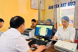 Người dân làm thủ tục hành chính. (Ảnh: Tuấn Anh/TTXVN)