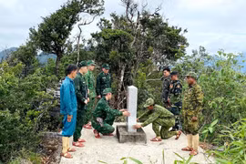Lực lượng tuần tra song phương Đồn Biên phòng Cà Xèng (Việt Nam) và Đại đội Biên phòng 312 (Lào) phối hợp kiểm tra mốc giới. (Ảnh: TTXVN phát)