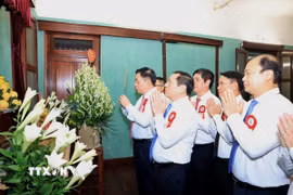 Các đại biểu dâng hương tưởng niệm Chủ tịch Hồ Chí Minh tại Nhà 67 trong Khu Di tích Chủ tịch Hồ Chí Minh tại Phủ Chủ tịch. (Ảnh: Tuấn Anh/TTXVN)