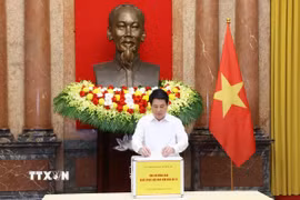 Chủ tịch nước Lương Cường quyên góp, ủng hộ đồng bào khắc phục hậu quả cơn bão số 10. (Ảnh: Lâm Khánh/ TTXVN)