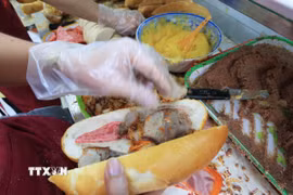 Bánh mỳ nhân pate, thịt nguội. (Ảnh: Hồng Đạt/TTXVN)