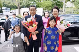 Chủ tịch Quốc hội Trần Thanh Mẫn và Phu nhân gặp gỡ cán bộ Đại sứ quán và cộng đồng người Việt Nam tại Hàn Quốc. (Ảnh: Doãn Tấn/TTXVN)