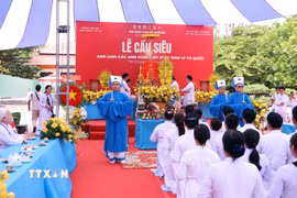 Quang cảnh lễ cầu siêu các Anh hùng liệt sỹ tại Công viên Lê Thị Riêng. (Ảnh: Xuân Khu/TTXVN)