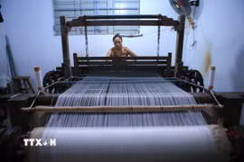Một xưởng xe tơ thủ công tại làng nghề ươm tơ Cổ Chất,xã Ninh Giang (Ninh Bình). (Ảnh: Công Luật/TTXVN)