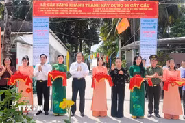 Đại biểu cắt băng khánh thành cầu Đình, một trong 4 cây cầu được xây dựng. (Ảnh: Huỳnh Phúc Hậu/TTXVN)