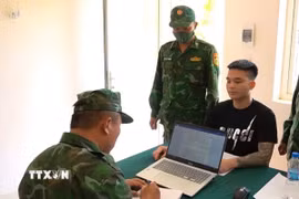 Cán bộ Đồn Biên phòng Cửa khẩu Mỹ Quý Tây, Ban Chỉ huy Bộ đội Biên phòng tỉnh Tây Ninh lấy lời khai của một trong bốn đối tượng. (Ảnh: TTXVN phát)