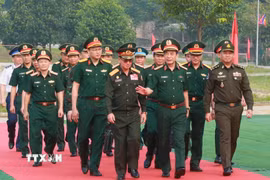 Phó Thủ tướng, Bộ trưởng Quốc phòng Việt Nam, Lào, Campuchia đến theo dõi buổi diễn tập. (Ảnh: Trọng Đức/TTXVN)