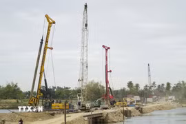 Thi công cao tốc Quy Nhơn-Pleiku. (Ảnh: Sỹ Thắng/TTXVN)