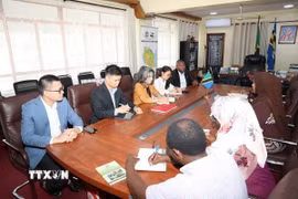 Đại sứ Vũ Thanh Huyền và đoàn công tác tại buổi làm việc cùng Tỉnh trưởng tỉnh Tanga, Tiến sỹ Batilda Salha Burian. (Ảnh: Đại sứ quán Việt Nam tại Tanzania/TTXVN phát)