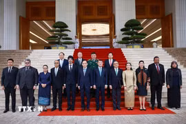 Thủ tướng Lê Minh Hưng với Đại sứ các nước ASEAN tại Việt Nam. (Ảnh: Dương Giang/TTXVN)