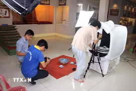 Việc số hóa sẽ tạo được cơ sở dữ liệu số dùng chung góp phần kết nối nguồn tư liệu phục vụ tốt công tác kiểm kê, quản lý. (Ảnh: Hồng Hiếu/TTXVN)