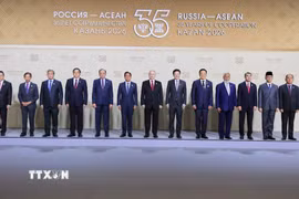 Tổng thống Nga Vladimir Putin đón Thủ tướng Chính phủ Lê Minh Hưng và Trưởng đoàn các nước tham dự Hội nghị Cấp cao Kỷ niệm 35 năm quan hệ ASEAN-Nga. (Ảnh: Dương Giang/TTXVN)