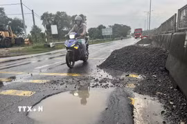 Đoạn đường Quốc lộ 1A đi qua xã Hải Lăng (Quảng Trị) xuất hiện nhiều ổ gà, ổ voi, gây mất an toàn giao thông. (Ảnh: Nguyên Linh/TTXVN)