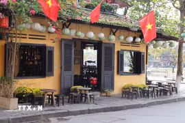Không chỉ là hàng quán, cửa hàng phục vụ du lịch, những ngôi nhà cổ ở Hội An được gìn giữ từ đời này qua đời khác bằng chính những con người sinh sống hàng ngày ở phố cổ. (Ảnh: Xuân Quý/TTXVN)