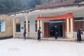 Bà con nhân dân thôn Bản Giáng, xã Trung Sơn (Tuyên Quang) dọn dẹp Nhà văn hóa thôn để chuẩn bị tổ chức các hoạt động dịp Tết cổ truyền. (Ảnh: Hoàng Hải/TTXVN)