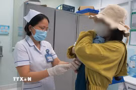Điều dưỡng Khoa Nhiễm-Thần kinh, Bệnh viện Nhi đồng 1 Thành phố Hồ Chí Minh, lấy máu xét nghiệm HIV cho trẻ sơ sinh. (Ảnh minh họa: Đinh Hằng/TTXVN)