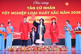 Tân cử nhân xuất sắc là sinh viên K72 nhận bằng tốt nghiệp trong buổi lễ. (Ảnh: Thanh Tùng/TTXVN)
