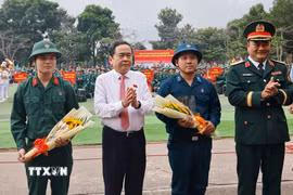 Chủ tịch Quốc hội Trần Thanh Mẫn động viên các tân binh. (Ảnh: Doãn Tấn/TTXVN)
