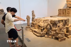 Khách tham quan các hiện vật tại Bảo tàng Điêu khắc Chăm Đà Nẵng. (Ảnh: Kha Phạm/TTXVN)
