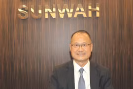 Tiến sỹ Jonathan Choi - Chủ tịch Tập đoàn Sunwah (Hong Kong), Chủ tịch Phòng Thương mại Trung Quốc tại Hong Kong, Chủ tịch Tập đoàn VinaCapital (Việt Nam) trả lời phỏng vấn. (Ảnh: Xuân Vịnh/TTXVN)