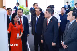 Thủ tướng Lê Minh Hưng tham quan trưng bày sản phẩm nghiên cứu, sáng tạo của Đại học Quốc gia Thành phố Hồ Chí Minh năm 2026. (Ảnh: Dương Giang/TTXVN)