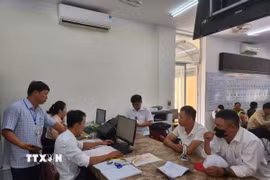 Dù gặp nhiều khó khăn trong quá trình vận hành mô hình chính quyền mới, Trung tâm Hành chính công phường Phong Điền vẫn giải quyết, trả kết quả hồ sơ thủ tục đúng thời hạn cho người dân. (Ảnh: Mai Trang/TTXVN)