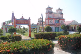 Khuôn viên Di tích Giồng Bốm. (Ảnh: Chanh Đa/TTXVN)