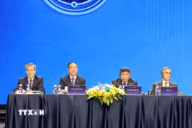 Đoàn Chủ tịch điều hành phiên thảo luận. (Ảnh: Phương Hoa/TTXVN)